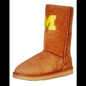 NWT NCAA Michigan Wolverines Ugg Style boot